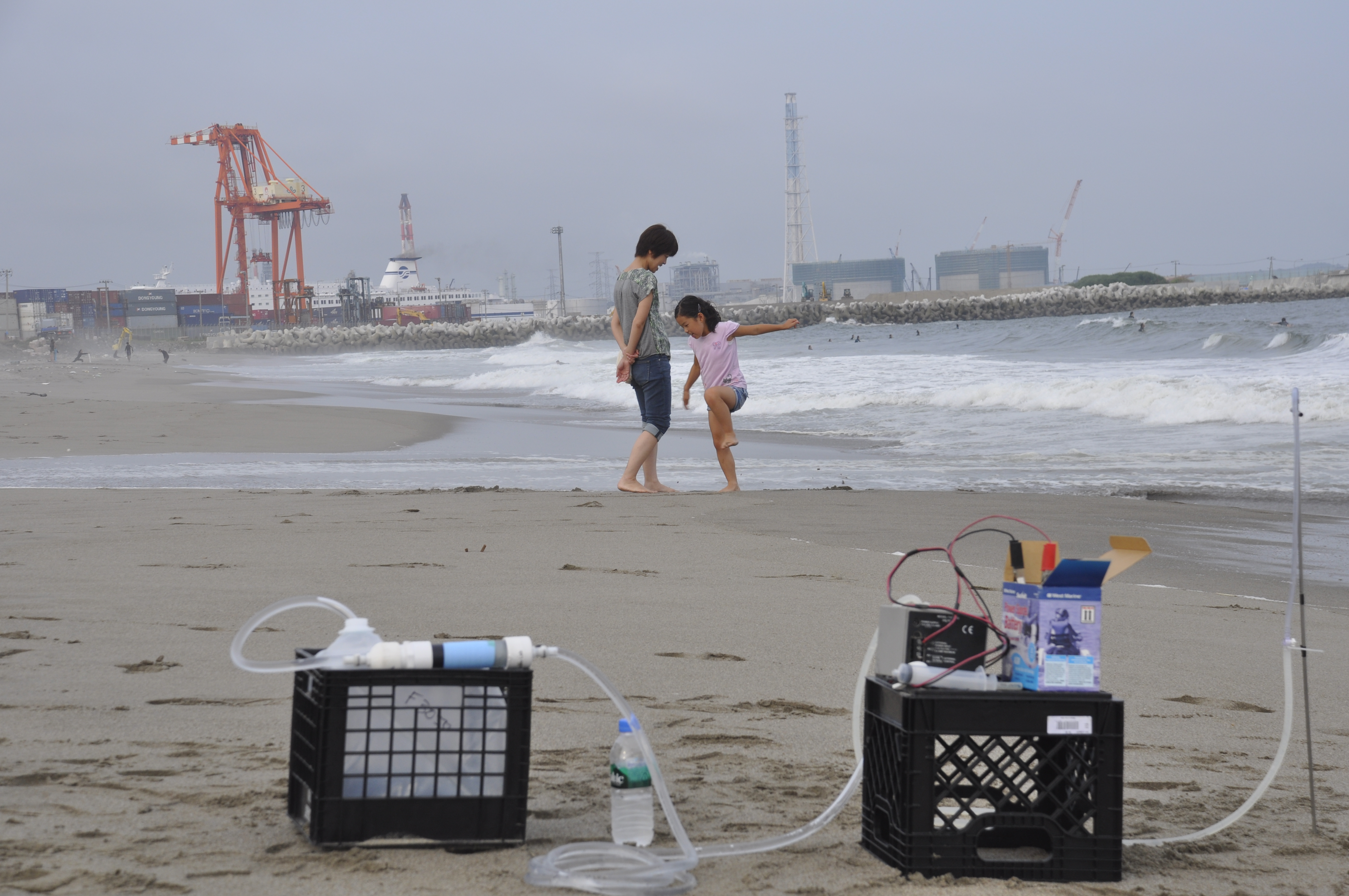 Beneath the Surface
October 27, 2017
Members of the lab run by WHOI chemist Matt Charette installed equipment near the city of Sendai during a trip to Northeast Japan to collect groundwater samples. Charette and WHOI colleague Ken Buesseler recently found a previously unsuspected place where radioactive material from the Fukushima Dai-ichi nuclear power plant disaster has accumulatedin sands and brackish groundwater beneath beaches as much as 60 miles away. The sands took up and retained radioactive cesium originating from the disaster in 2011 and have been slowly releasing it back to the ocean.
Photo by Ken Buesseler © Woods Hole Oceanographic Institution 